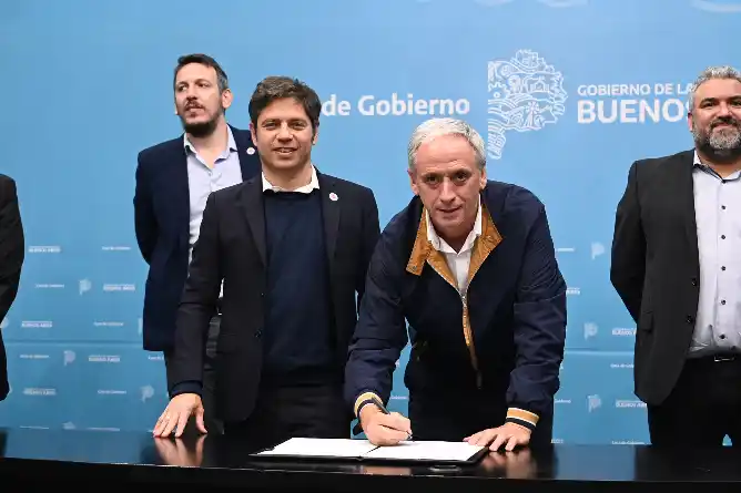 “Provincia Leasing”: La Municipalidad incorpora dos tractores John Deere y una mesa de anestesia para el Hospital