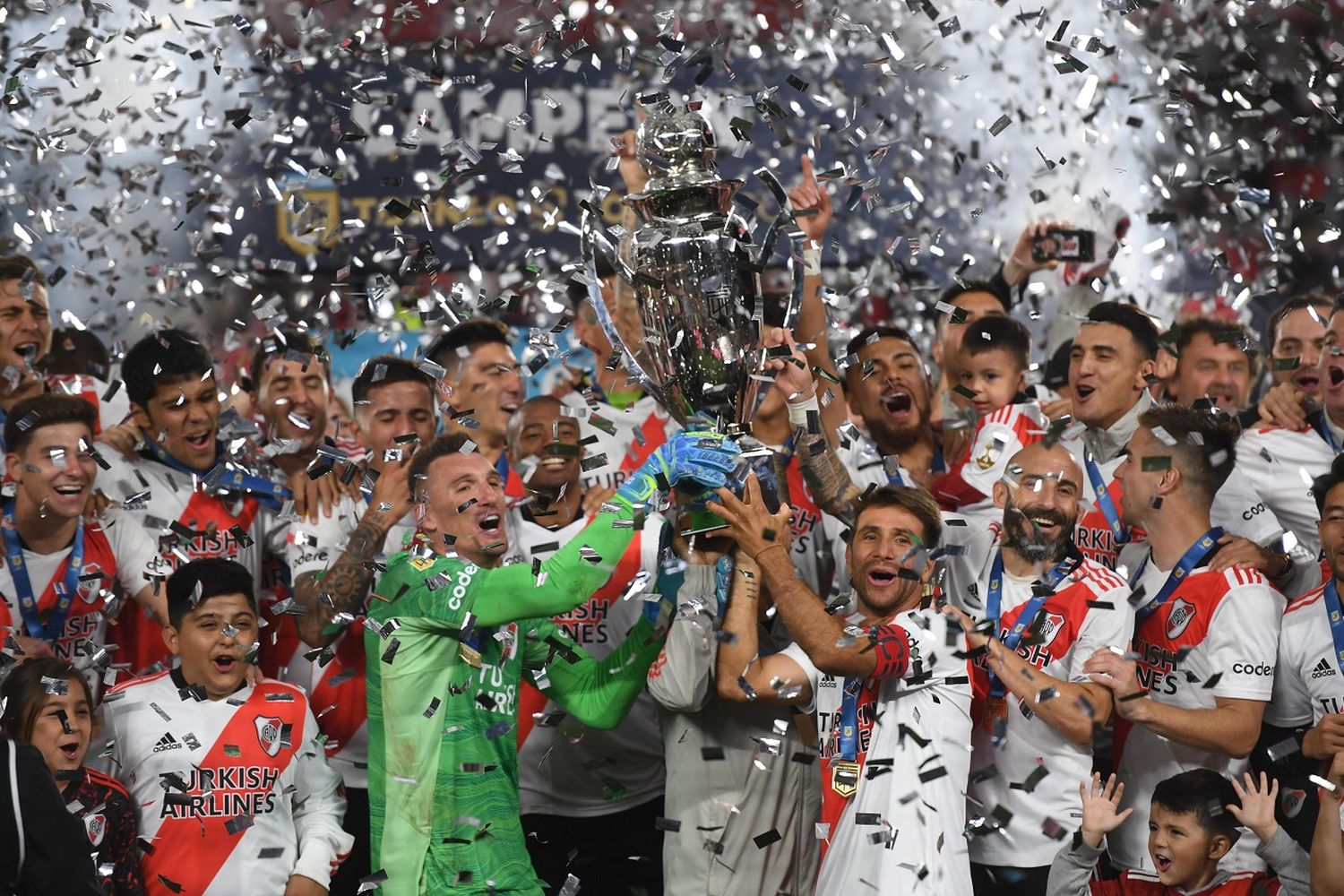 Contundente: Ríver goleó a un pálido Racing y se consagró campeón