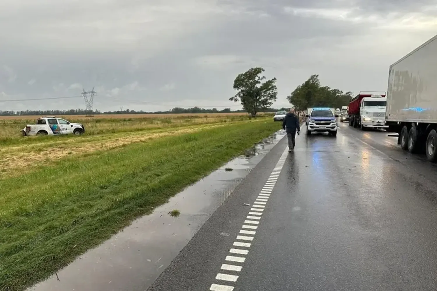 Tragedia en autopista: embistieron a tres policías que estaban asistiendo a las víctimas de un siniestro