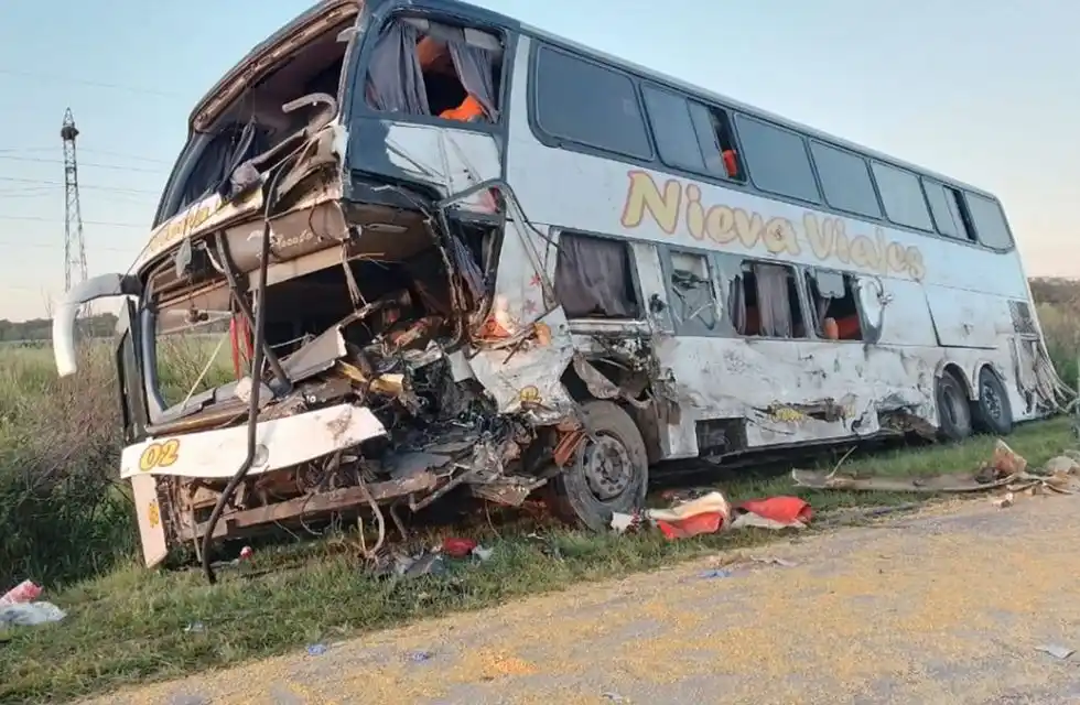 Tres fallecidos al chocar dos camiones y un micro en Chaco