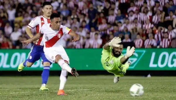 Perú goleó a Paraguay en Asunción y le impidió superar a Argentina