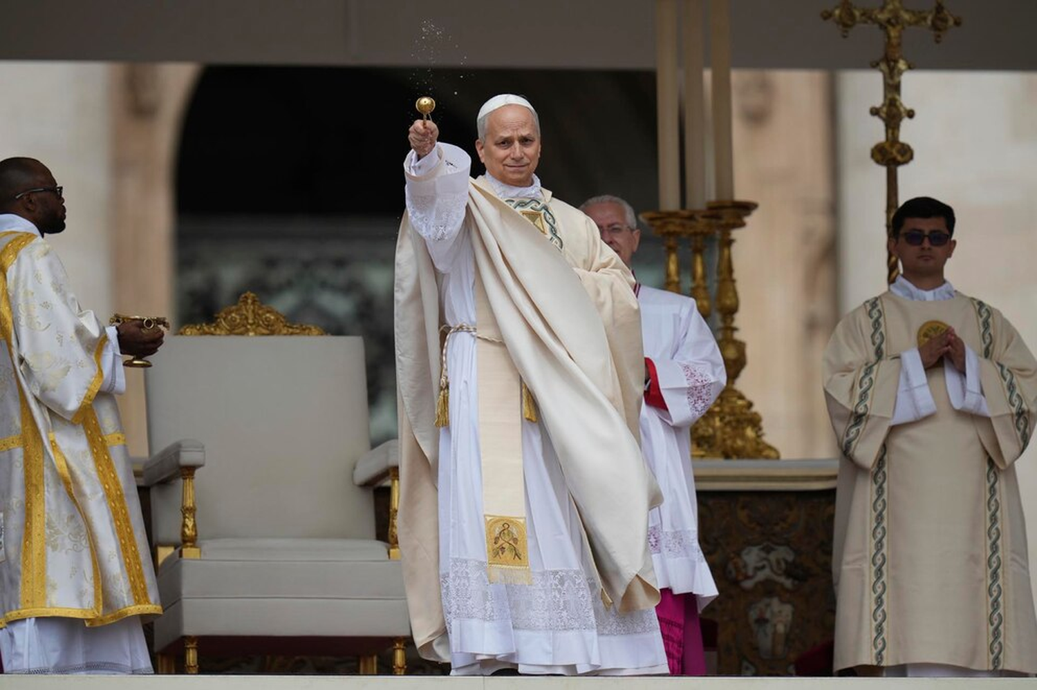 León XIV asumió el papado con un llamado a “construir un mundo donde reine la paz”