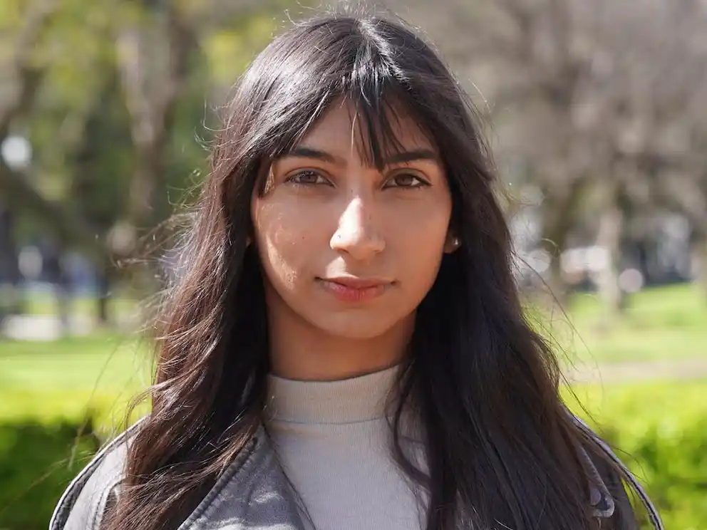 “Tenía mi casa, pero viví seis años en una plaza”: la joven que dormía sobre cartones y mendigaba obligada por su padre