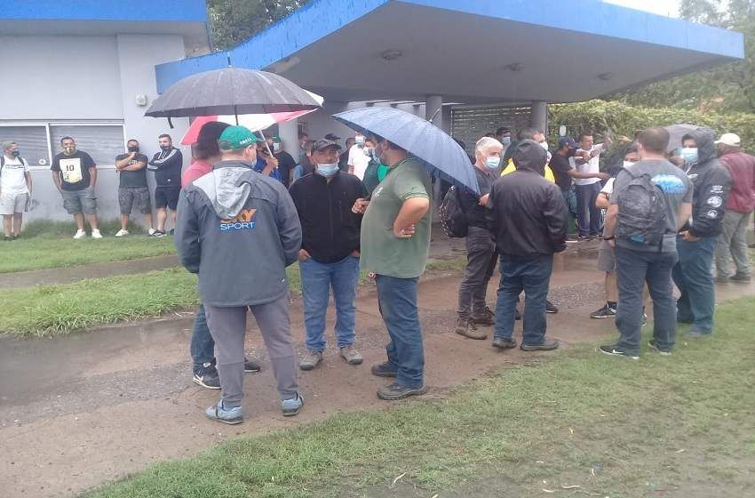 Tensa protesta en Guerrero Motos: trabajadores despedidos se encadenaron a la planta de San Lorenzo