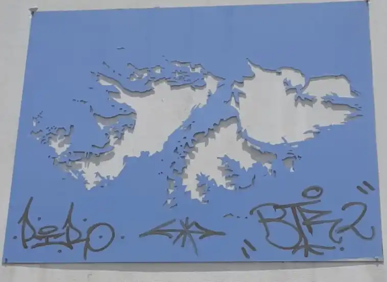 Indignación por las pintadas en los homenajes a los Héroes de Malvinas