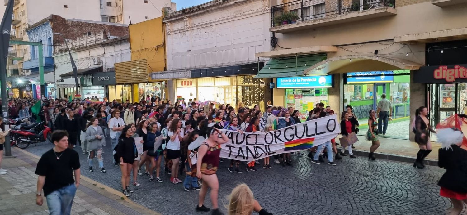 El color, la danza y la expresion libre de tapujos fueron los condimentos principales de la movilización.