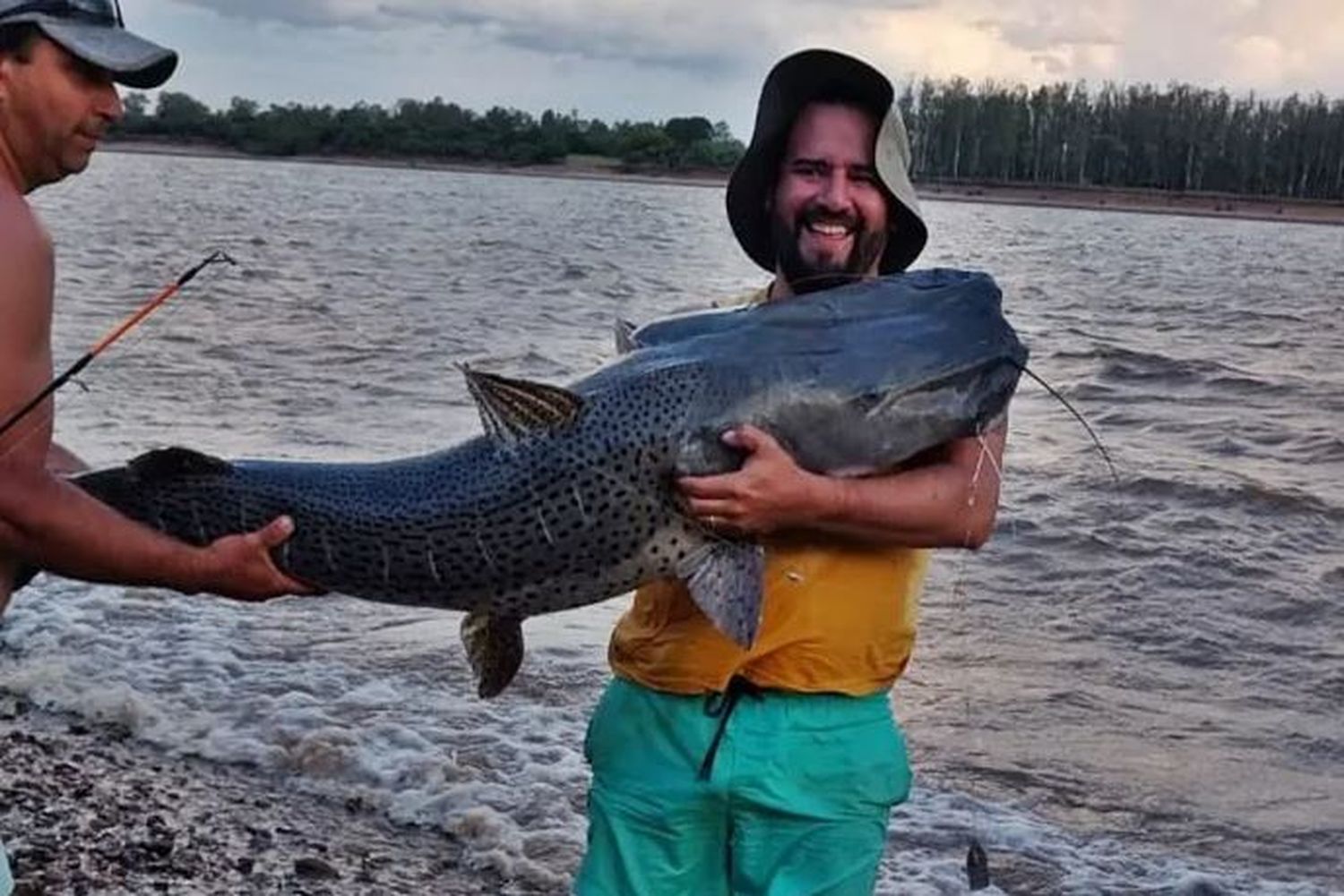 Pescó un surubí de casi 40 kilos en el río Uruguay