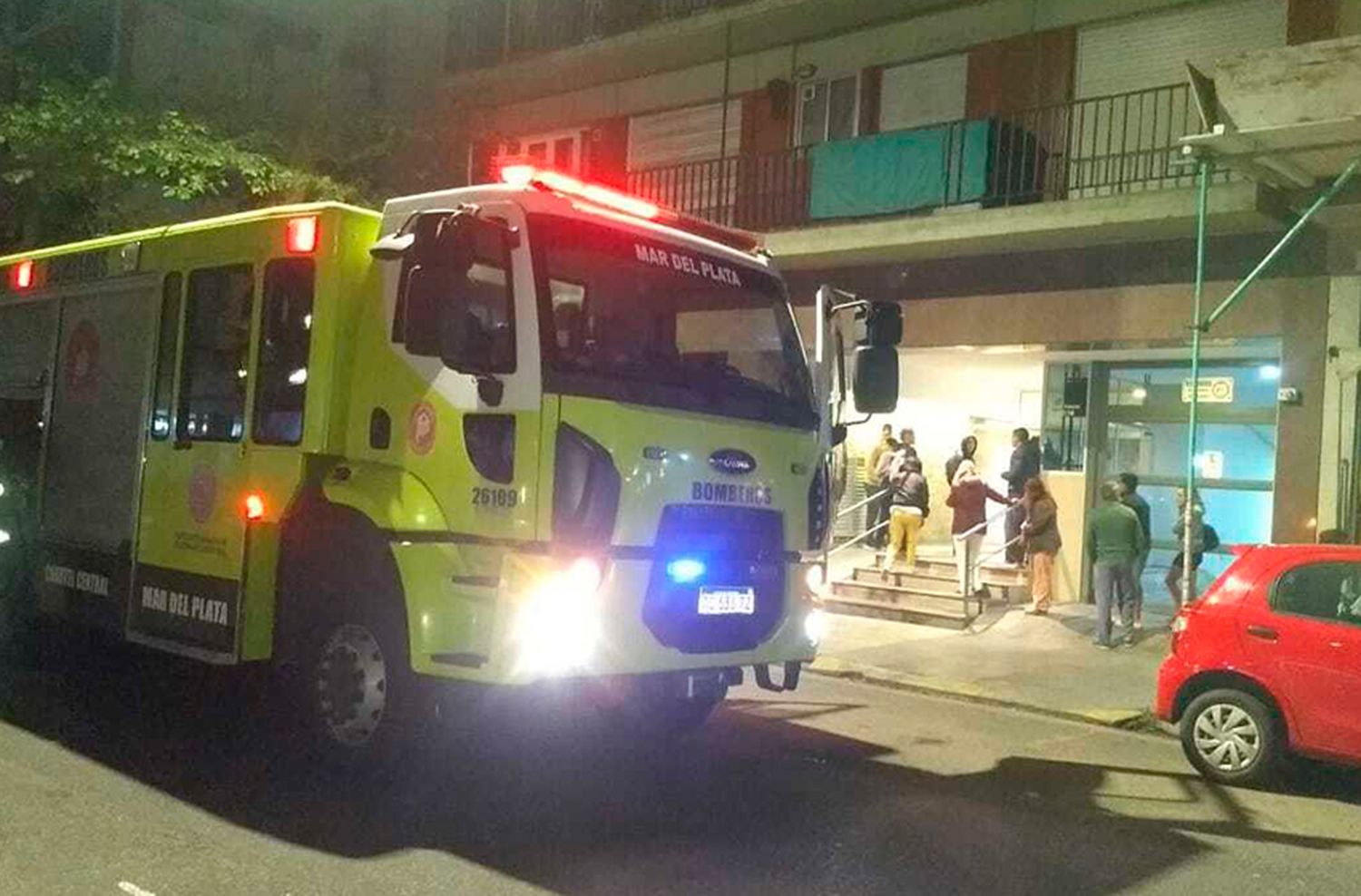 Se incendió el balcón de un 8vo piso y los vecinos tuvieron que autoevacuar