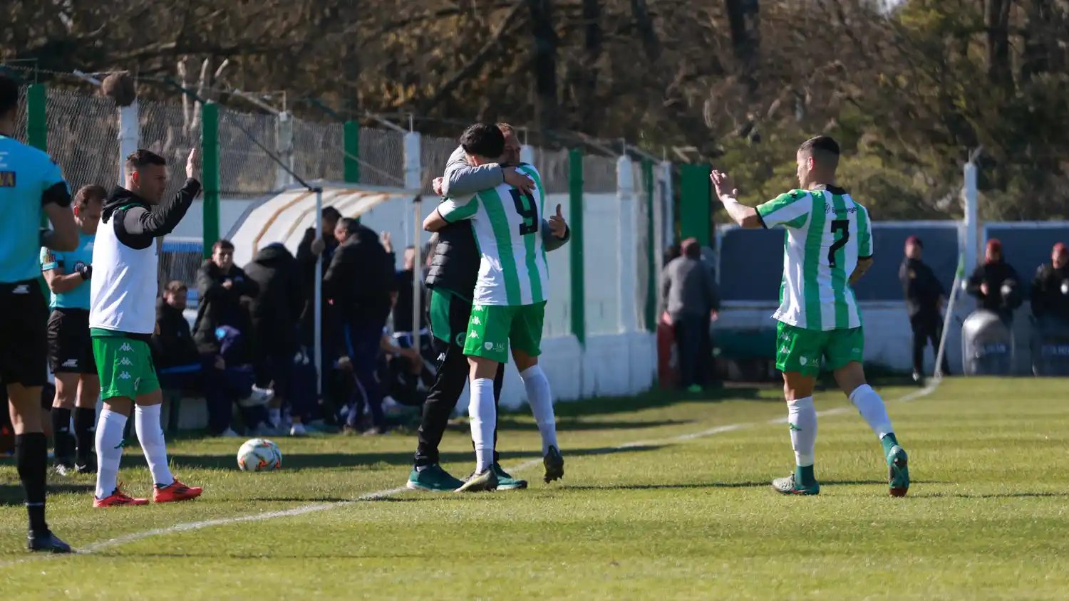 Castillo festejando el tanto junto al entrenador Mariano Mignini.