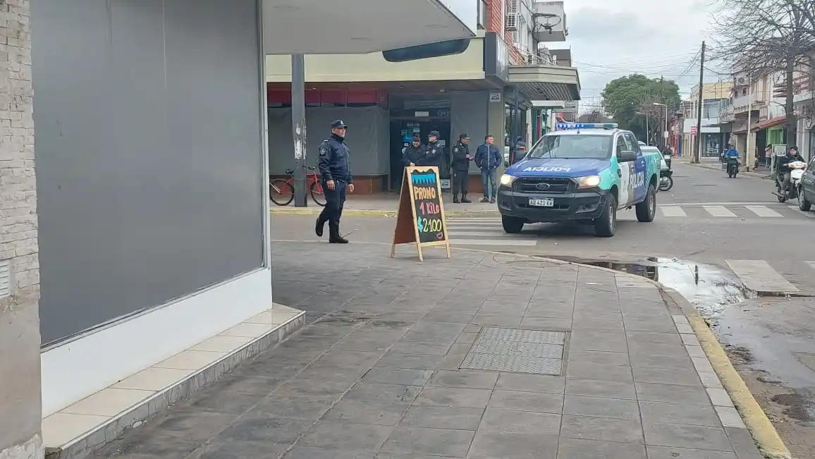 La zona bamcaria estuvo paralizada el martes ante las amenazas de bomba que se sumaron a las de las escuelas y jardines de infantes.