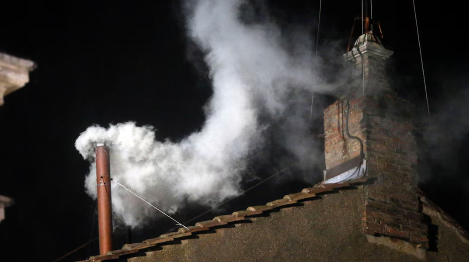 La historia de la fumata blanca: por qué el Vaticano usa humo para anunciar al Papa