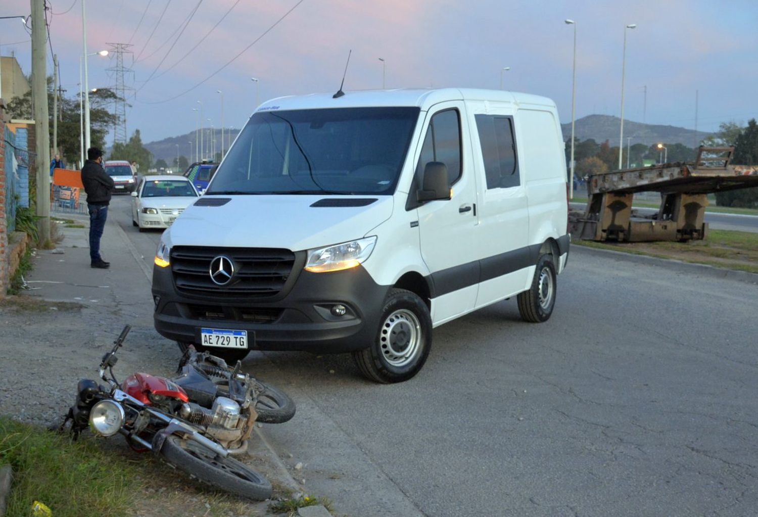 Dos motociclistas sufrieron heridas al intentar sobrepasar una combi en Colectora Macaya