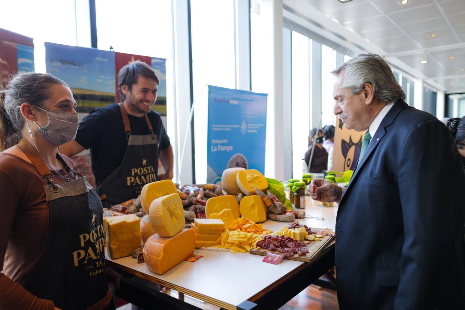 Alberto Fernández se llevó una picada de Tandil cuando pasó por el stand de productores locales