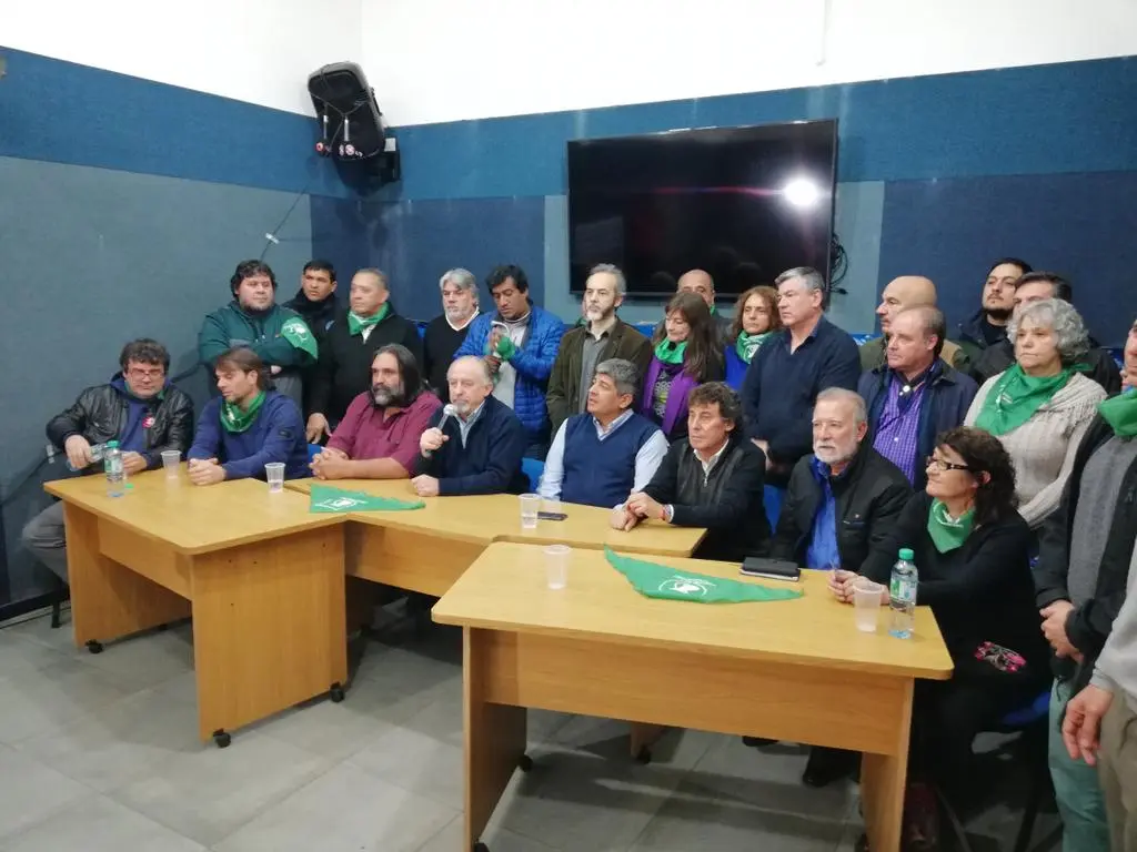 Las dos CTA, camioneros, canillitas y docentes ratificaron el paro del jueves