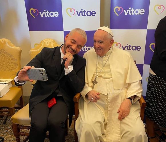 ¡INCREÍBLE! Así fue el encuentro de J Balvin con el papa Francisco