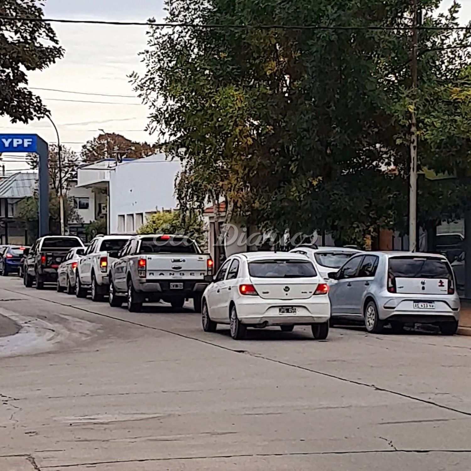 Comienzan las largas colas en las estaciones de servicio