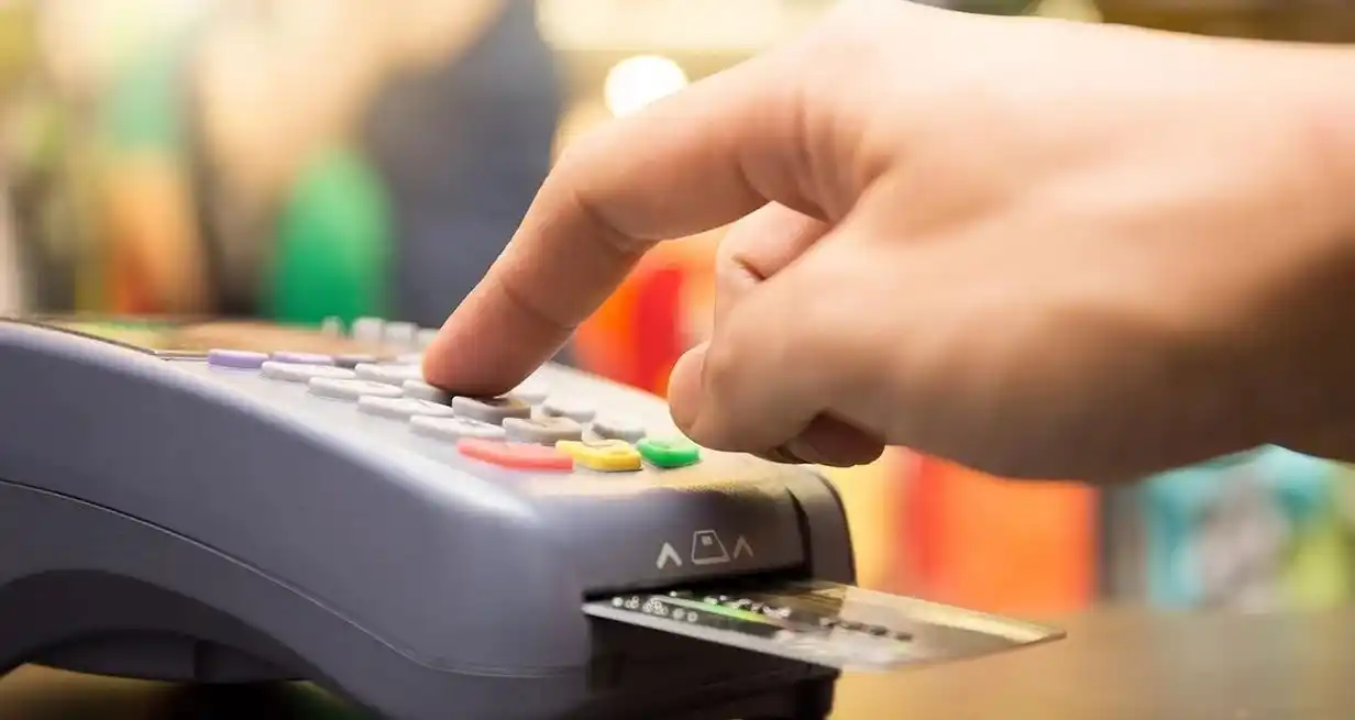 Las mismas tarjetas de débito en funcionamiento incorporarán la opción de pagar en dólares.