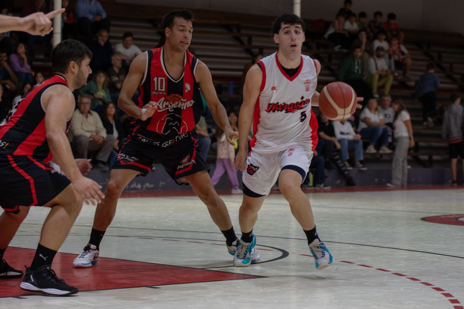Básquet: Huracán-Argentino abren las semis