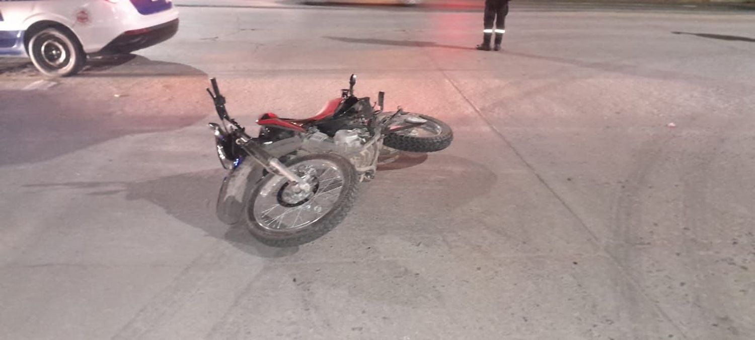 Un motociclista sufrió lesiones al chocar con un auto en avenida Urquiza