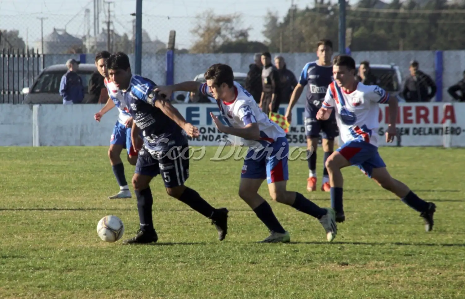 Protege la pelota Sergio "Mara" Deguer, ante la presión de Mauco y Farías