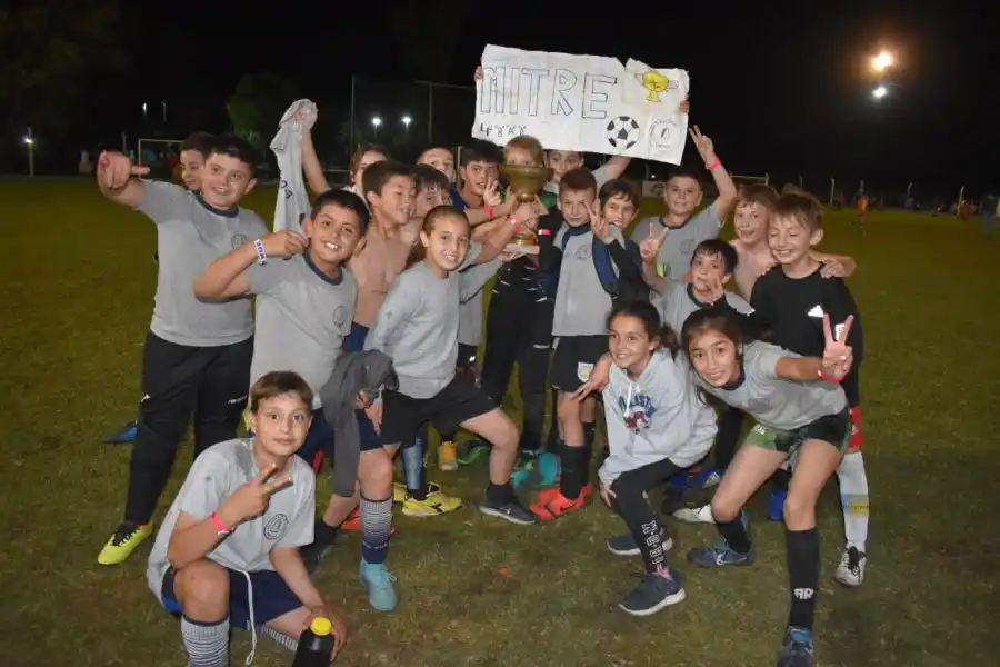 Los equipos campeones del Torneo.