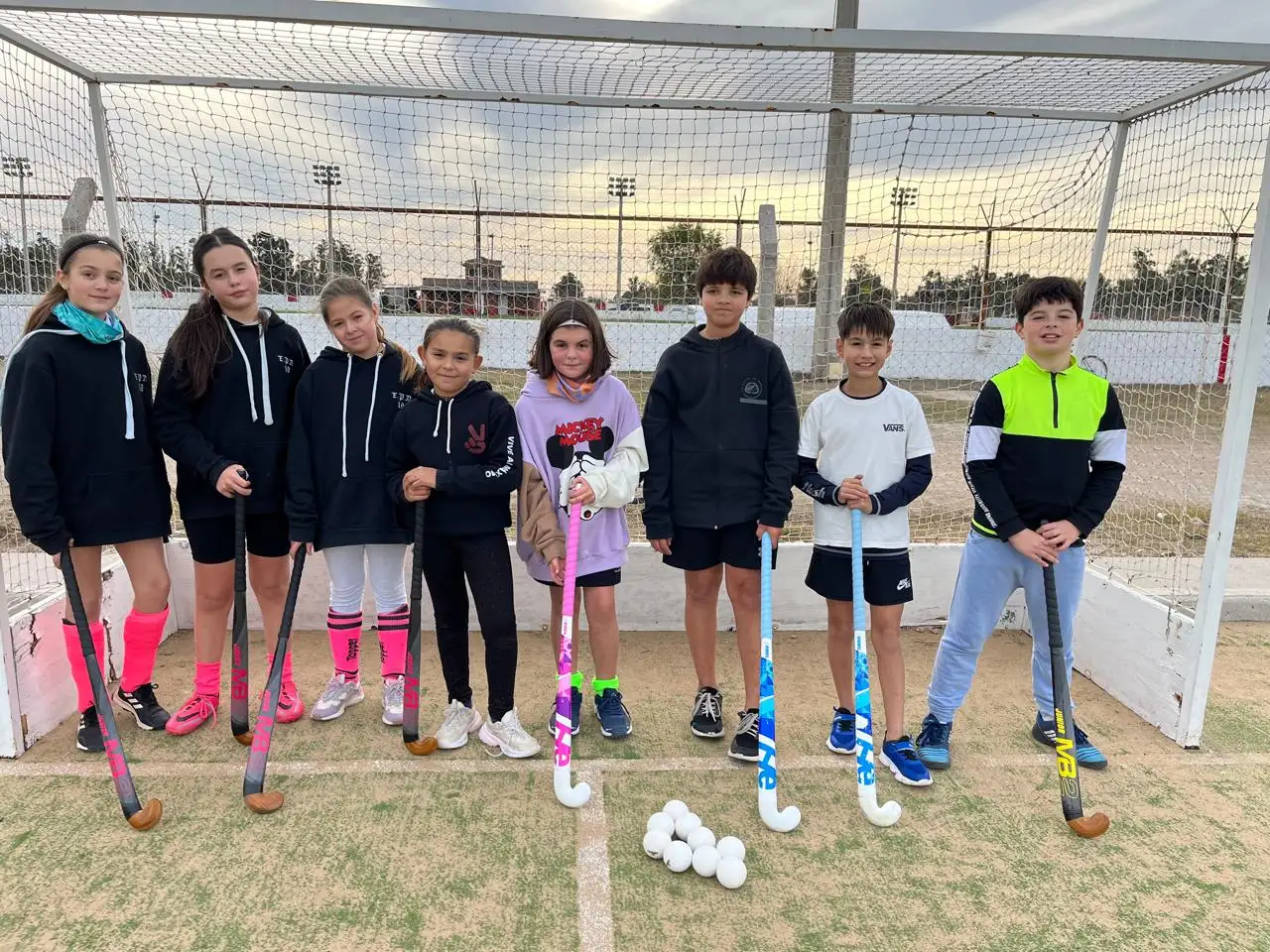 Los alumnos que asisten a hockey, ya están utilizando las bochas y palos que recibieron esta semana