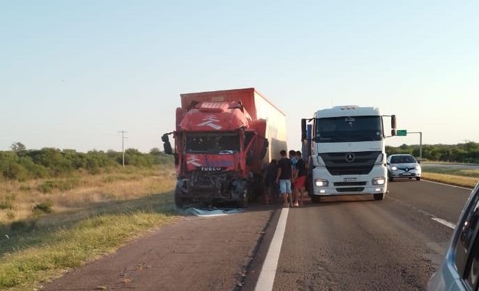 Fuerte choque entre dos camiones: un conductor fue hospitalizado en el Centenario