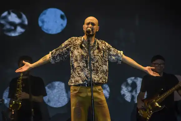 Abel Pintos volvió a Rosario con un show a pura emoción que repite este domingo