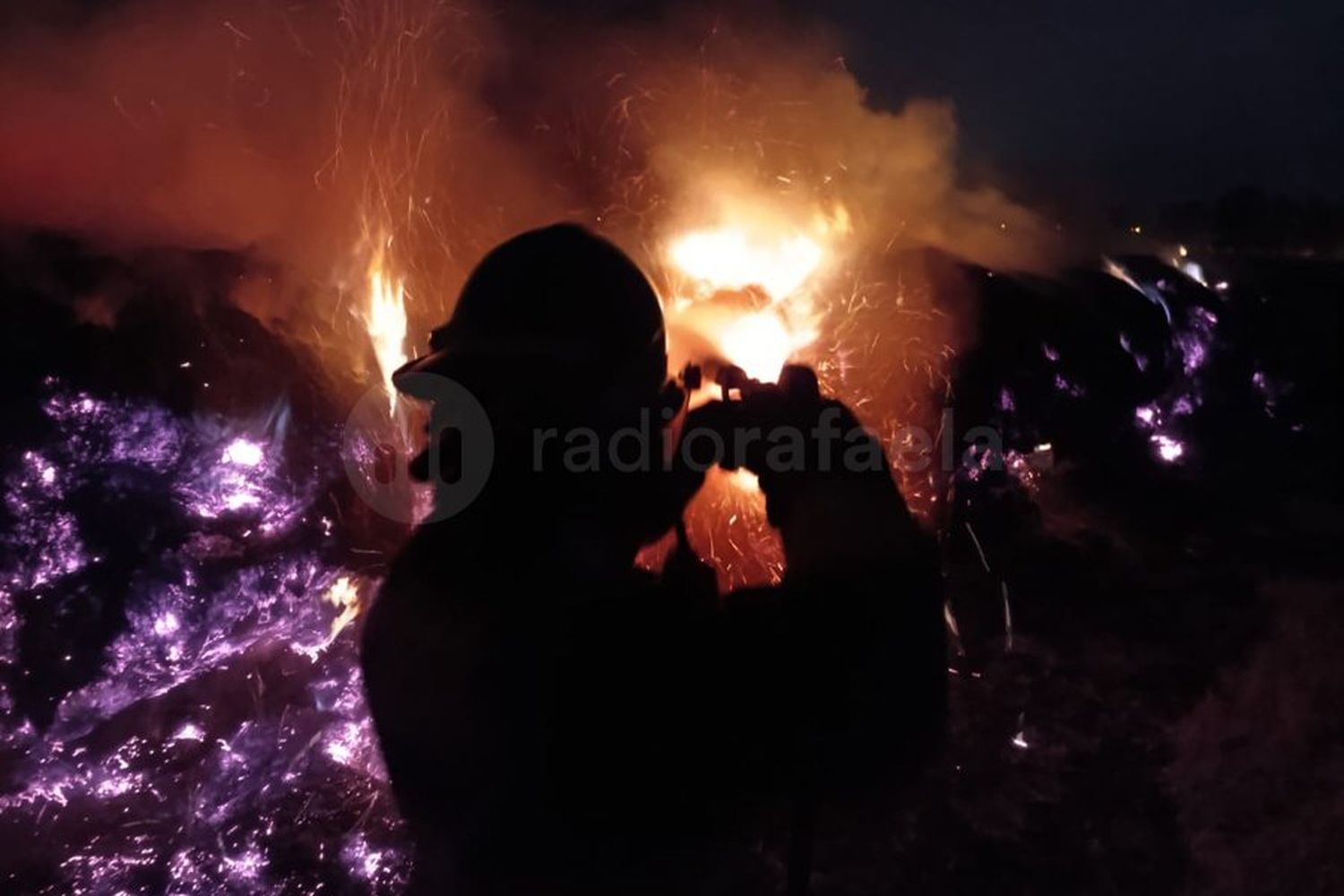 Grave incendio con al menos 30 rollos envueltos en llamas en la madrugada