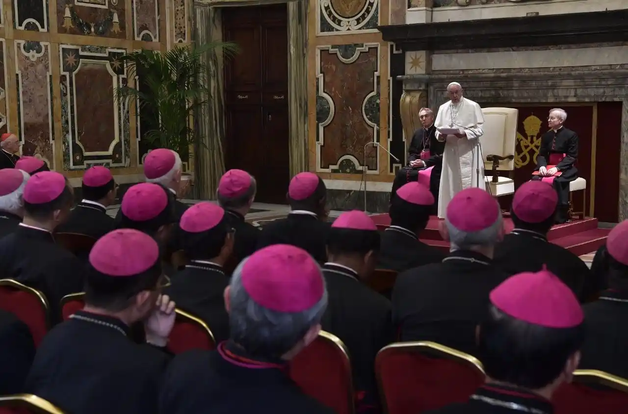 “Somos leprosos en busca de cura» dijo el Papa Francisco a cardenales