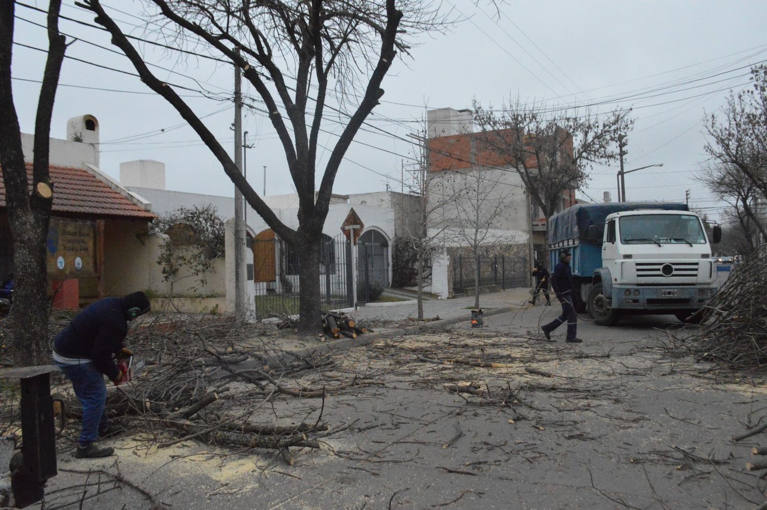 Cuadrillas municipales en plena tarea.