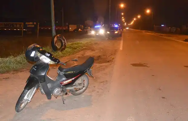 Dos hospitalizados tras choque entre moto y bicicleta en acceso sur 