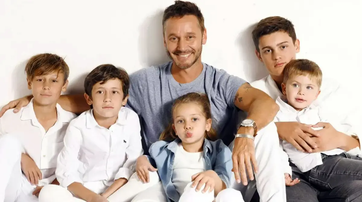“Padrazo”. El actor y galán con sus hijos