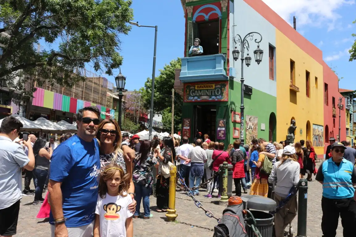 Gastón Iglesias junto a su mujer Inmaculada y la hija de ambos María Gabriela, visitando el barrio de La Boca.