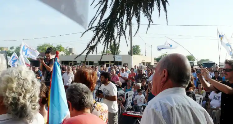 Integrantes de la Mesa por la Memoria presentes en la señalización del Penal de San Nicolás
