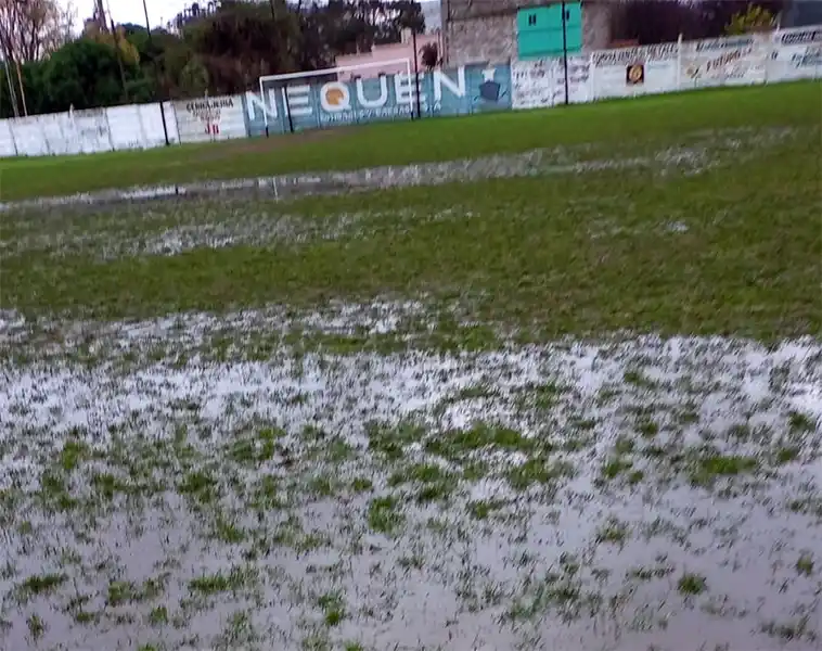 Partidos suspendidos por el agua en las canchas