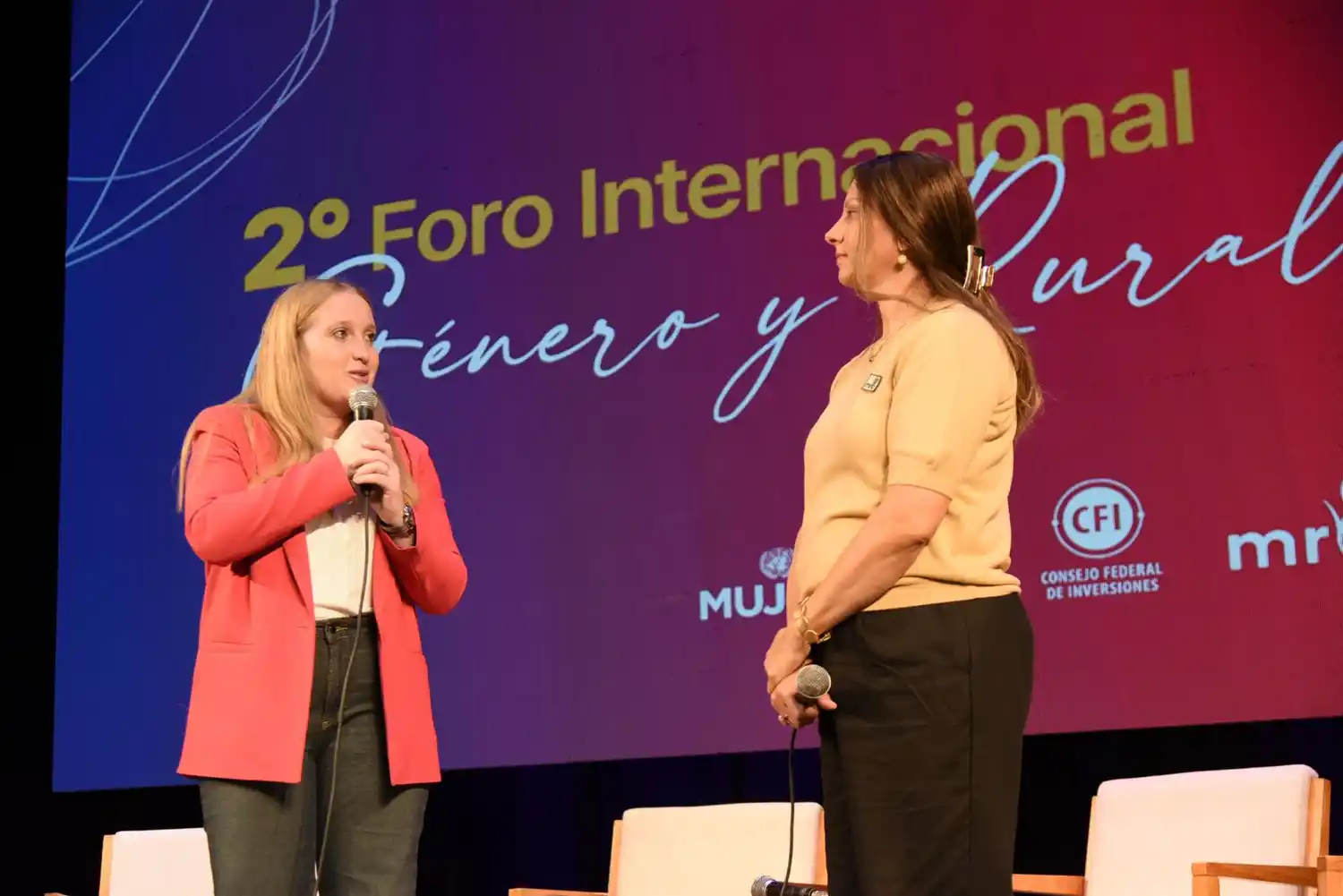 La ministra de Igualdad y Desarrollo Humano, Victoria Tejeda (izquierda9, encabezó el Foro.