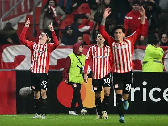 Estudiantes festeja su agónica clasificación.