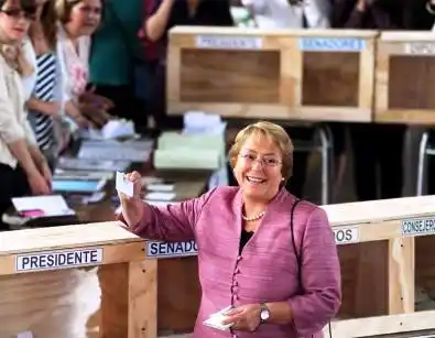 Elecciones en Chile: Bachelet gana por más de 20 puntos pero no evita el ballotage