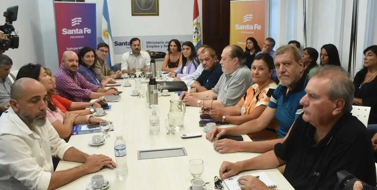 Funcionarios y gremialistas se vieron la cara este miércoles en la ciudad de Santa Fe. Foto: Luis Cetraro