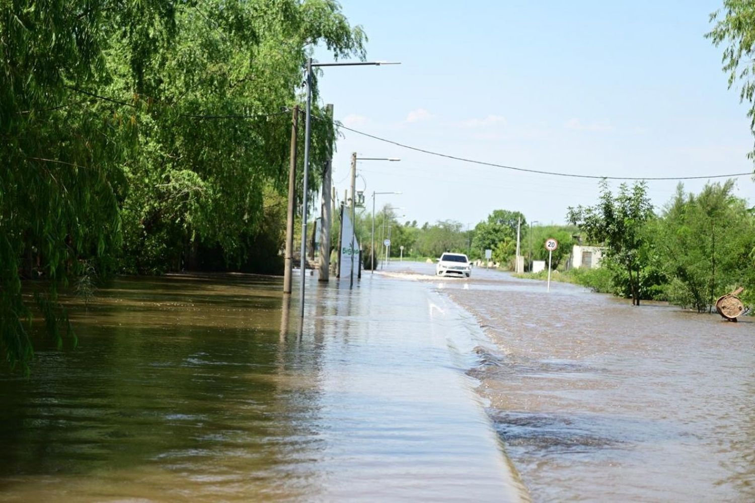 Evacuaron a los turistas de las zonas vulnerables a la crecida del río Gualeguaychú