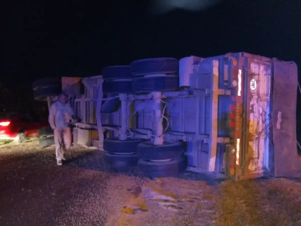 Volcó acoplado de camión en ruta 19