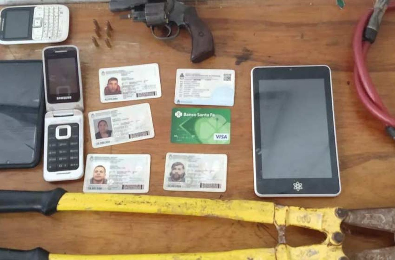 Detuvieron a tres personas luego de una serie de allanamientos en zona norte