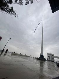 Por el mal clima, tuvieron que bajar la bandera del Mástil del Bicentenario