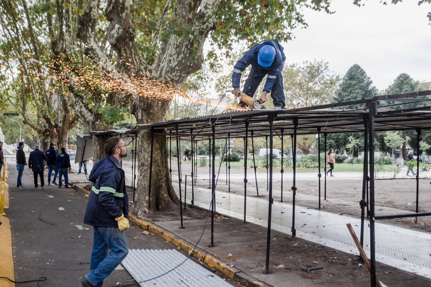 Finalizó el retiro de las estructuras fijas de la feria de Plaza San Martín