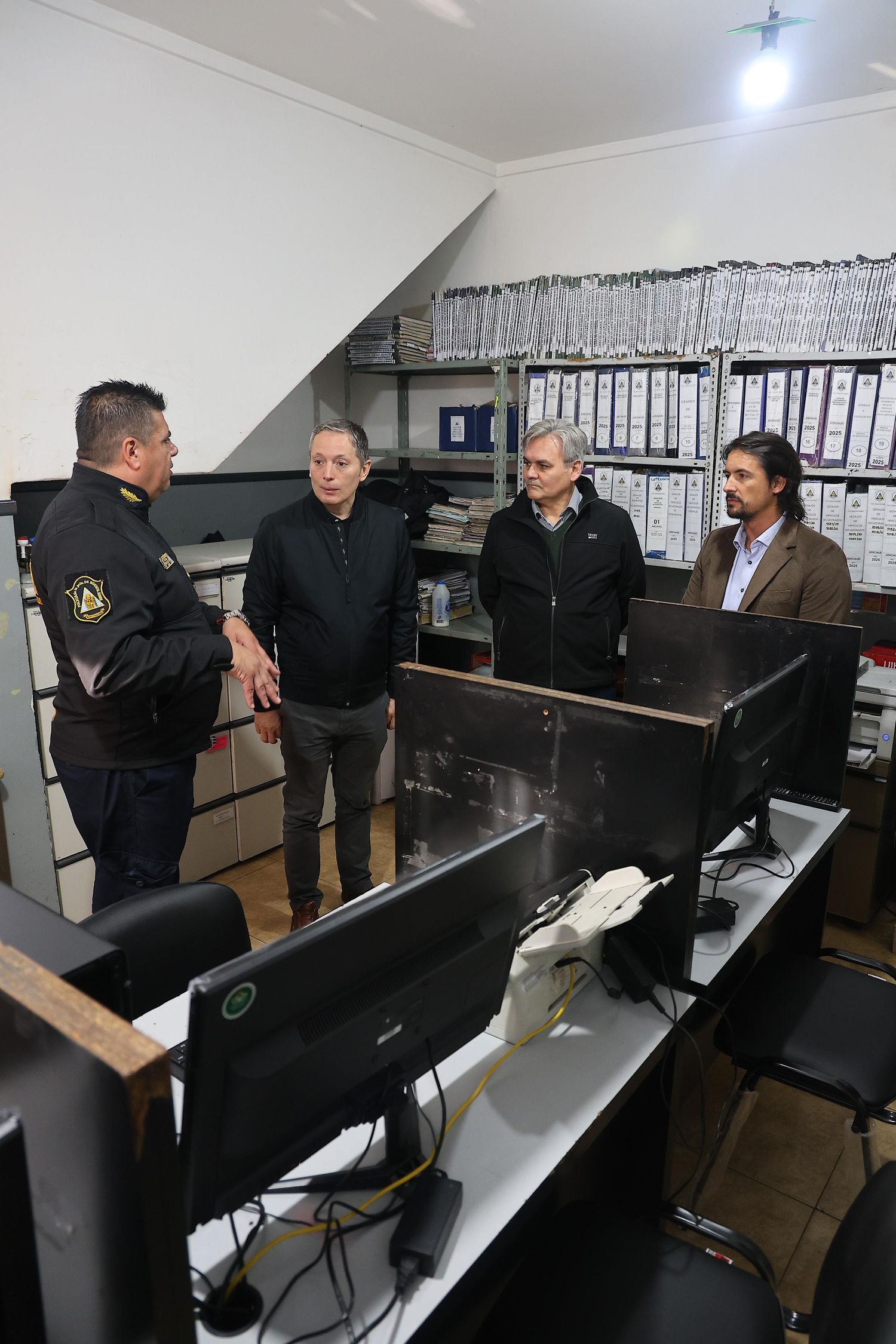 Esteban Echeverría: Fernando Gray entregó mobiliario a la DDI local