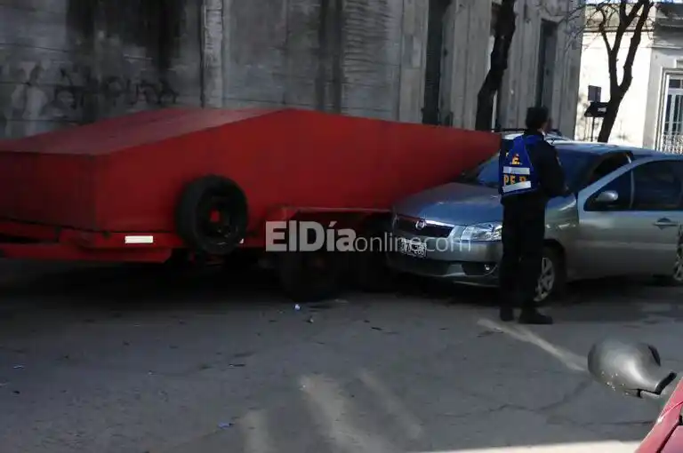 #PeriodistaPorElDía: Un auto colisionó con un acoplado 