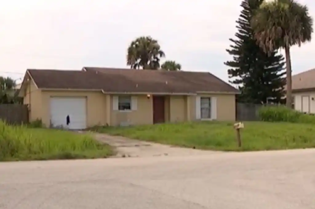 Arrestan a una mujer que encerraba en una jaula a su hija autista