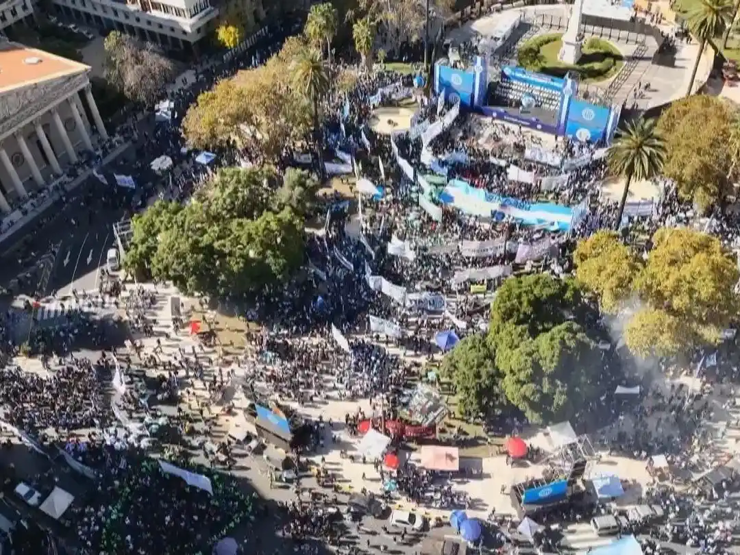 Marcha de la CGT por el Día del Trabajador: los manifestantes se concentran en Plaza de Mayo