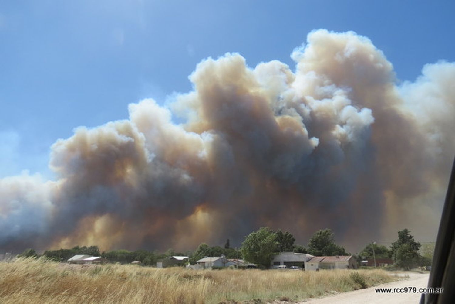 Incendio en Claromecó: Evacuados, fuertes vientos y las llamas que avanzan en la zona del Vivero